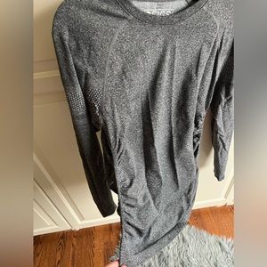 Figs gray under scrub. Maternity M